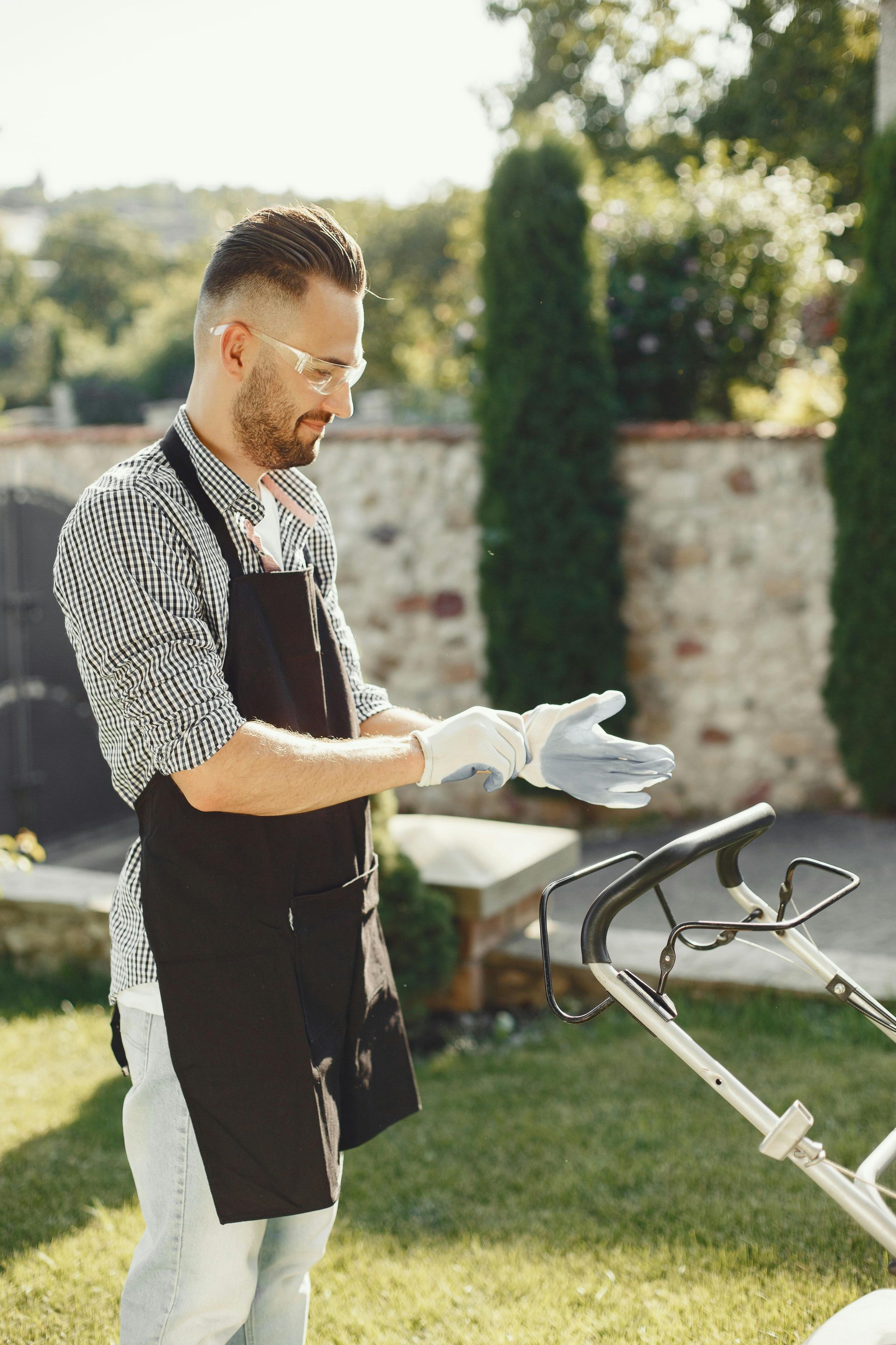 A professional delivering lawn care service in Charleston, SC.