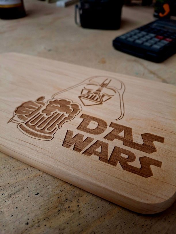 Schneidebrett aus Holz mit Darth Vader, der ein Bier hält, Text: „Das Wars“.