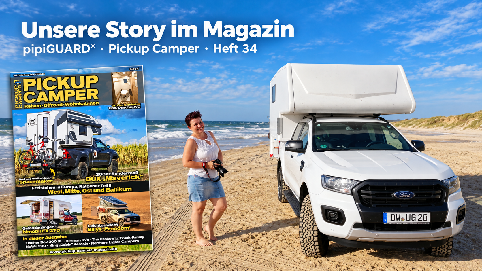 Gabi neben der weißen Pickup-Wohnkabine am Strand, links das Cover des Pickup Camper Magazins, Heft 