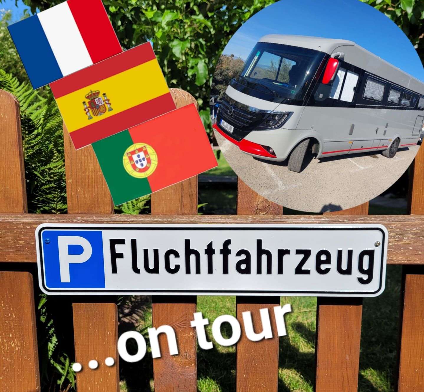 Flaggen von Frankreich, Spanien und Portugal neben einem Wohnmobil. Auf dem Schild steht: „Fluchtfahrzeug...auf Tour“.