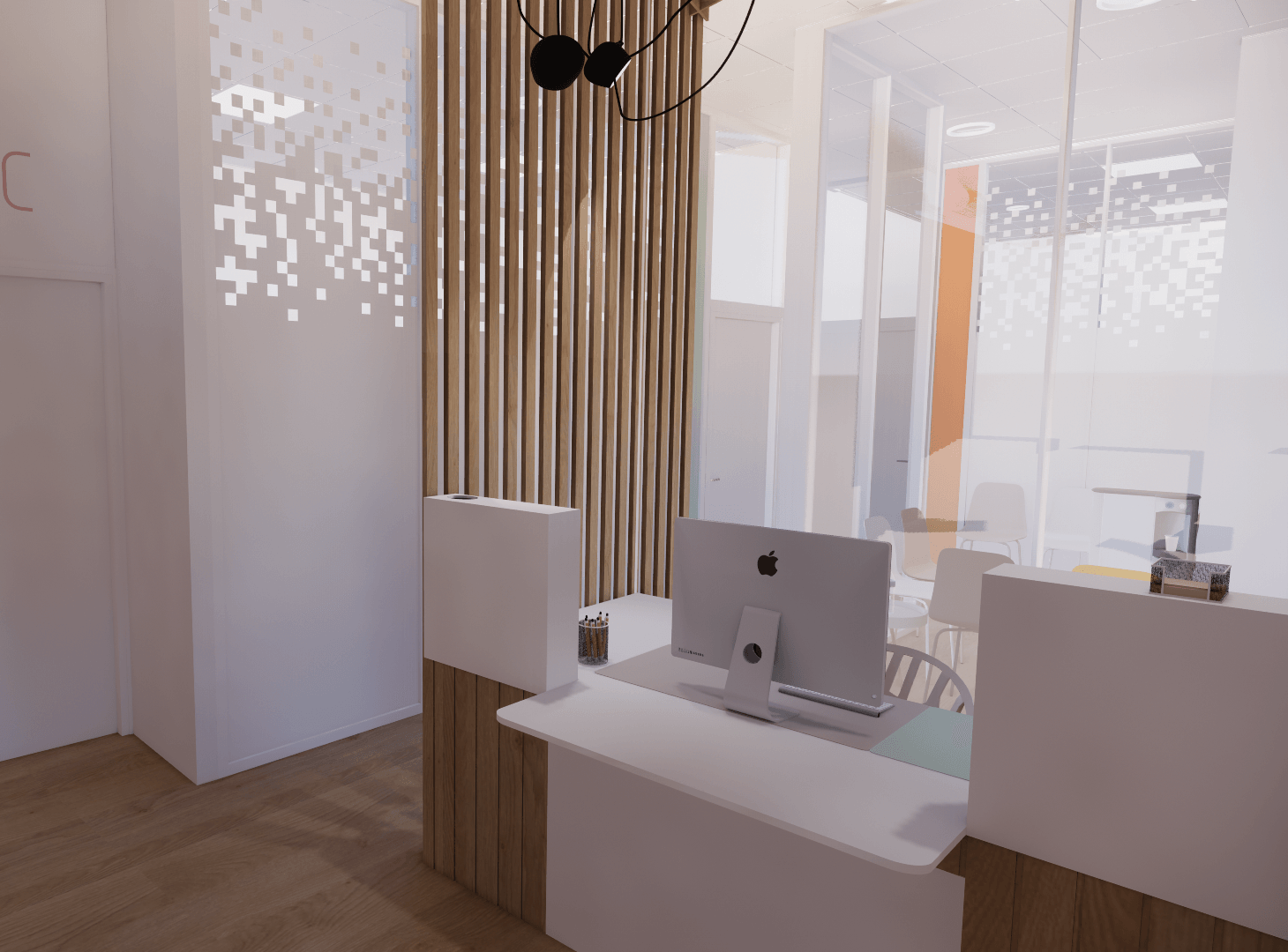 Bureau d'accueil moderne avec écrans d'ordinateur, éléments en bois et cloisons vitrées.