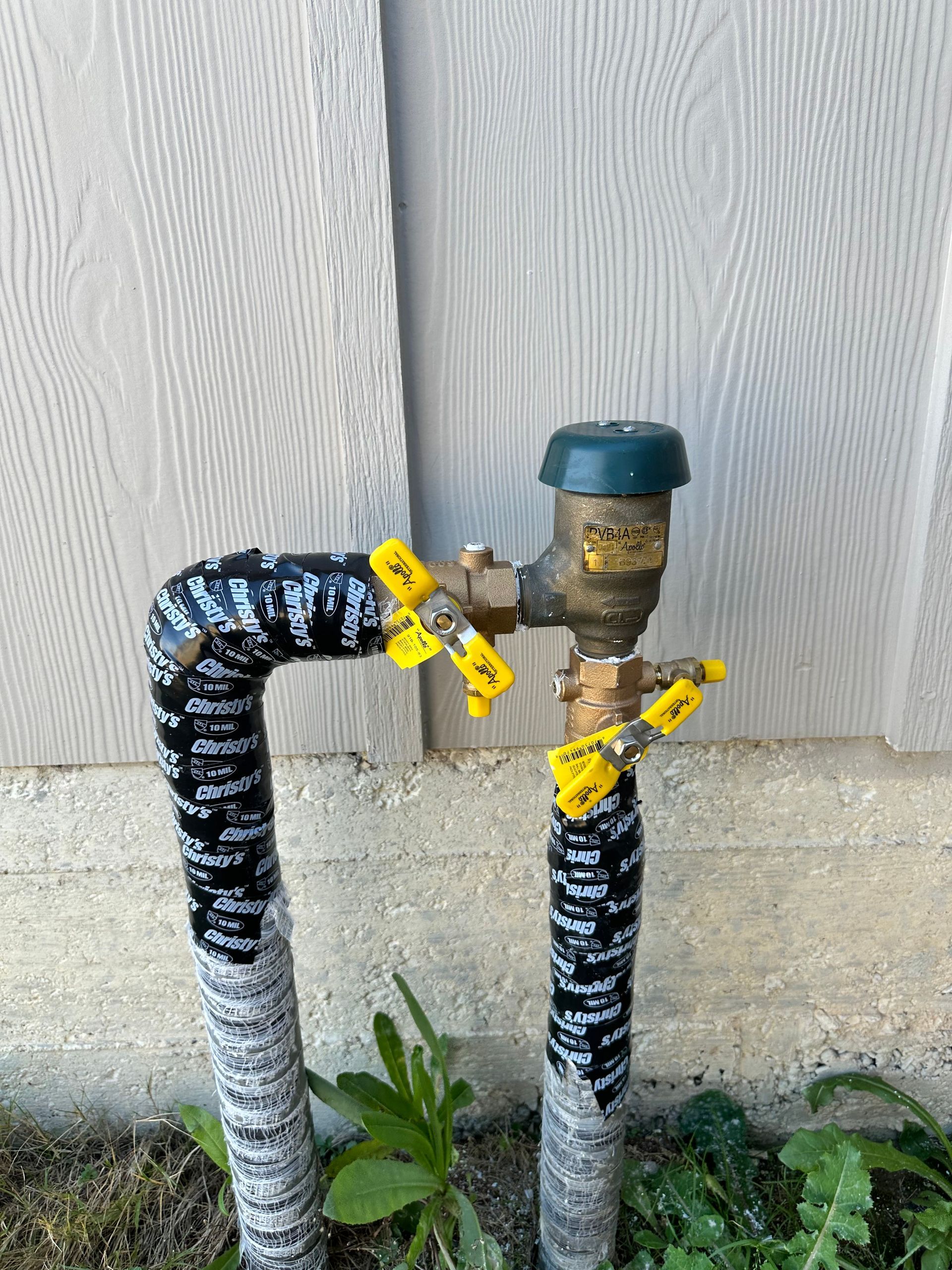 A close up of a hose with a faucet attached to it.