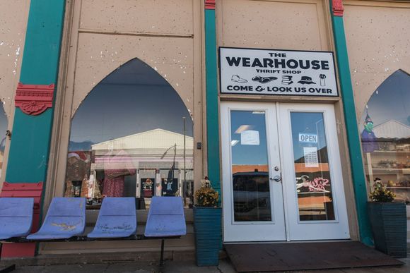 A store front with a sign that says the wearhouse