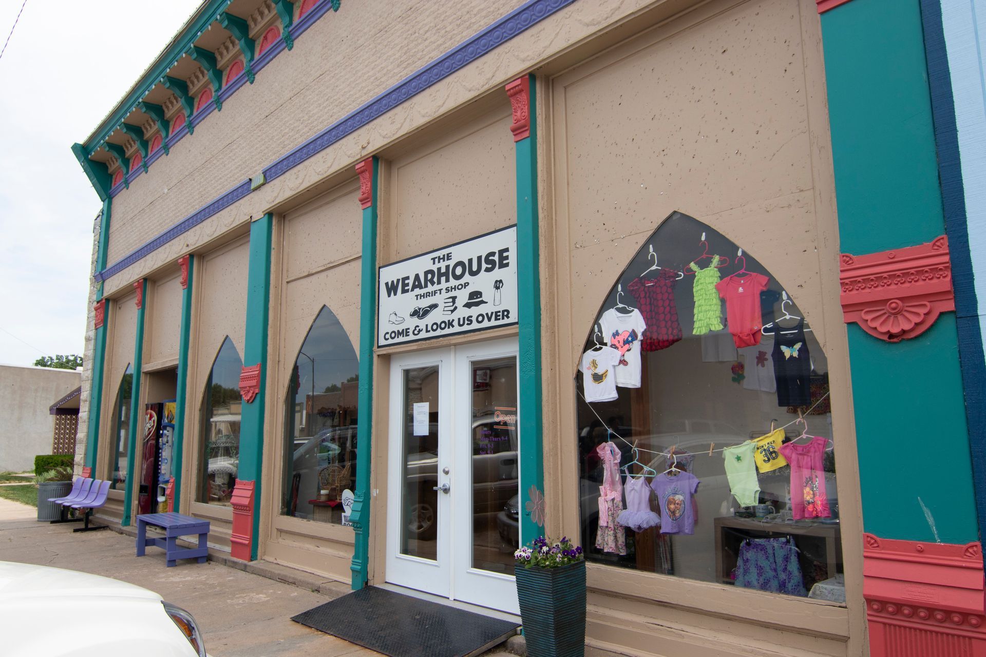 A store front with a sign that says ' wearhouse ' on it