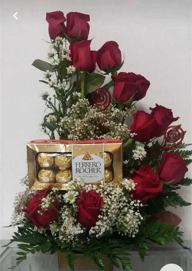 Ramo de rosas rojas con bombones Ferrero Rocher en un arreglo de regalo