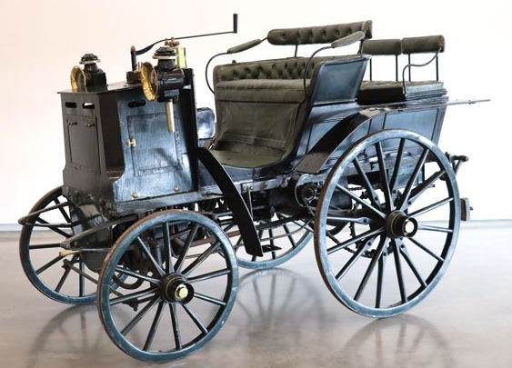 Fotografia do primeiro carro em exposição