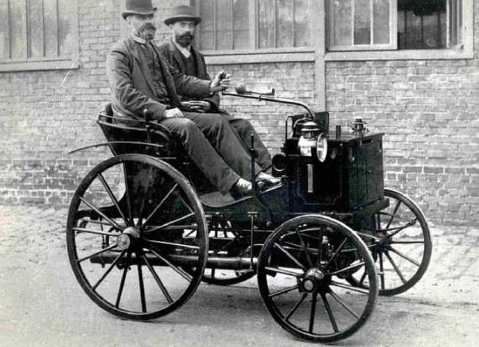 Imagem de carro antigo (primeiro carro) a preto e branco, aspeto antigo - Página de curiosidades