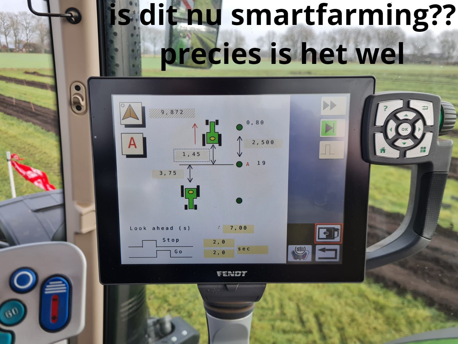 Een tractorcabine met een digitaal bedieningsscherm waarop landbouwgegevens en -instellingen worden weergegeven.