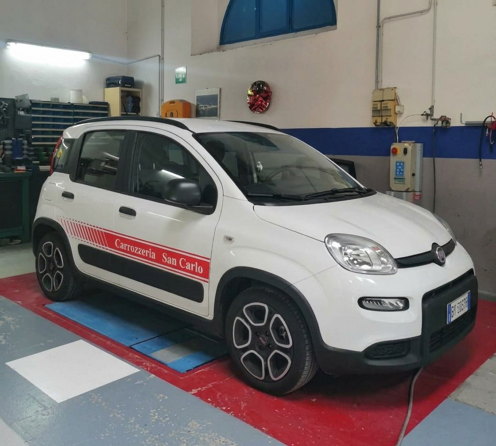 Auto compatta bianca in un garage, con decalcomania laterale rossa e segnaletica blu e bianca per l'officina.