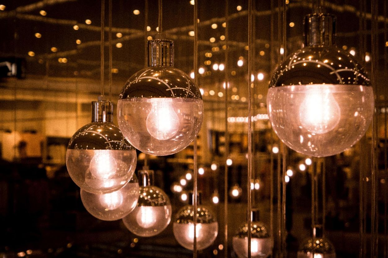 A bunch of lights hanging from the ceiling in a room.
