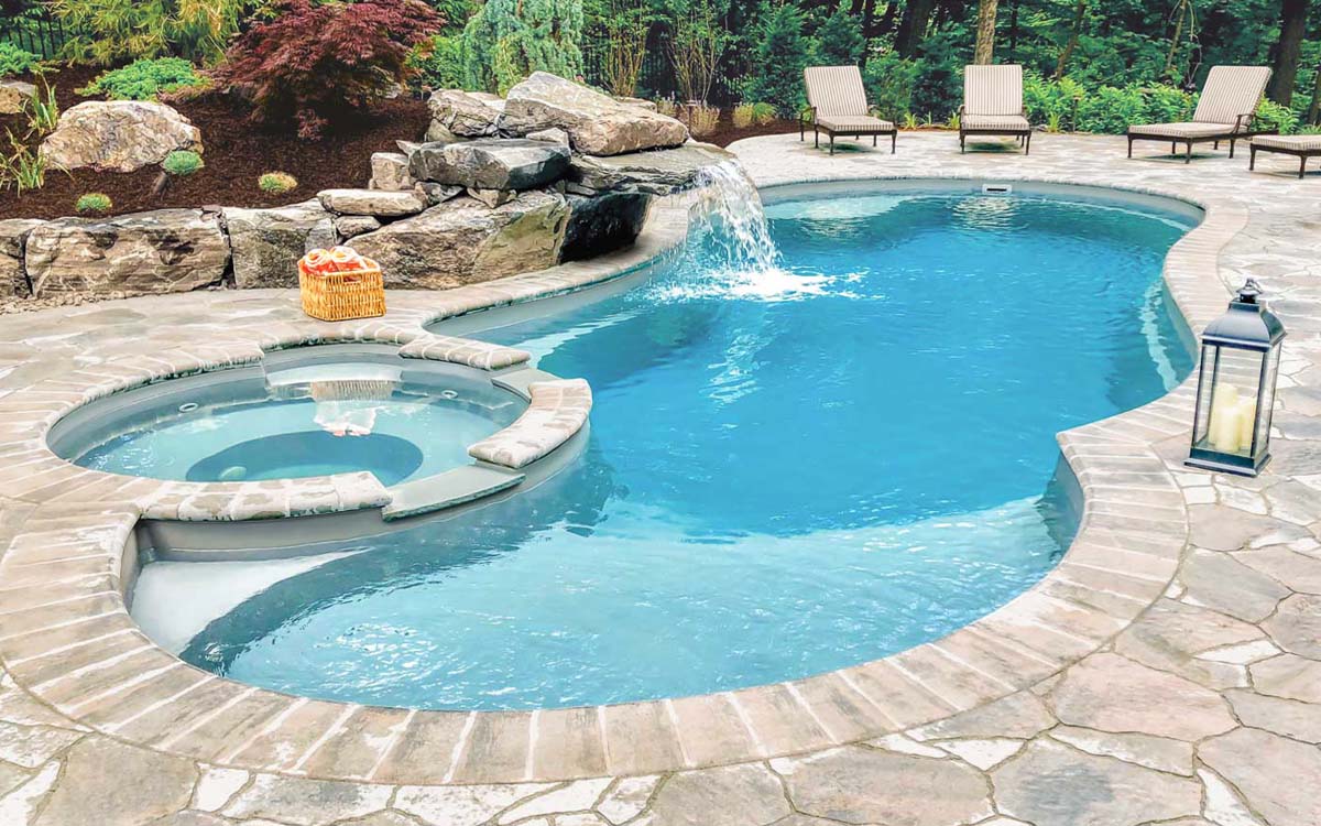 A large swimming pool with a fountain in the middle