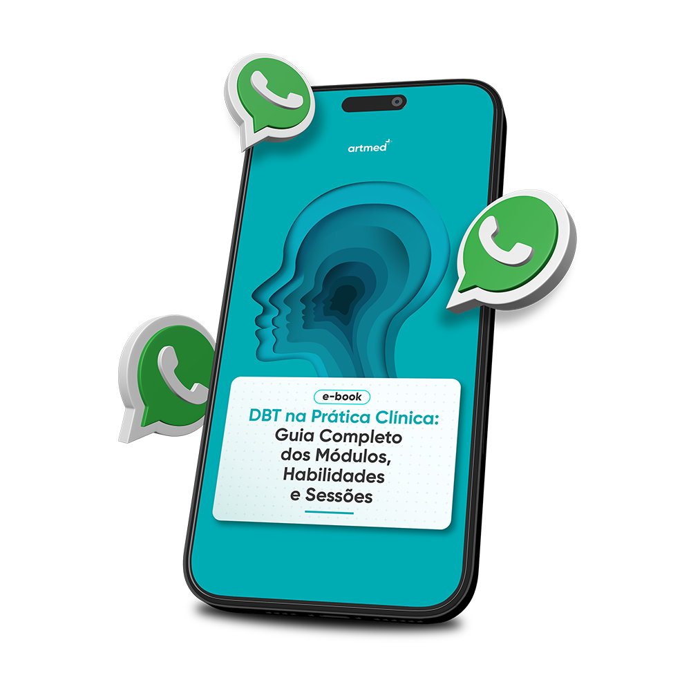 Uma pessoa está segurando um celular que diz hcor academy na tela.