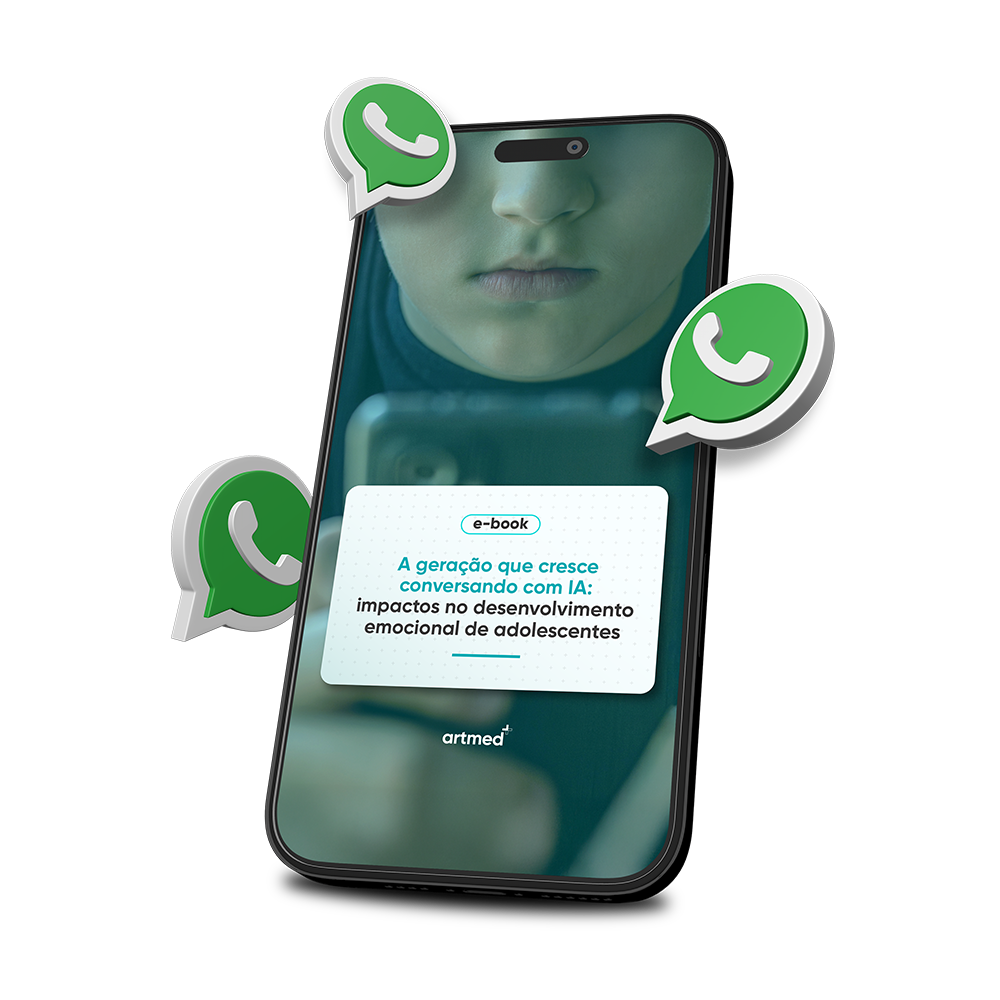 Uma pessoa está segurando um celular que diz hcor academy na tela.