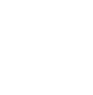 三條整齊折疊的淺色棉質毛巾疊放在乾淨的白色背景上,擺放在木質表面上。