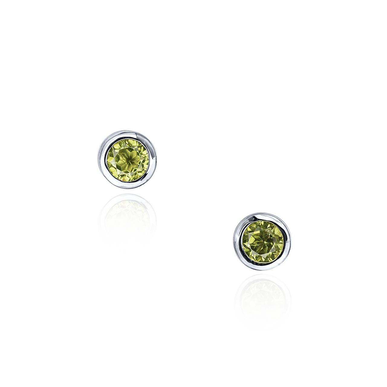 一對圓形包鑲耳釘,白色底面上鑲嵌著淺綠色寶石,銀色金屬底座上鑲嵌著寶石。