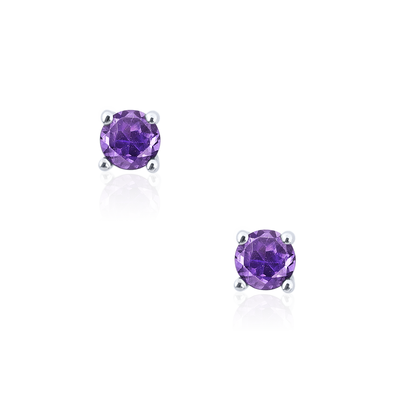 一對小巧的圓形紫色紫水晶耳釘,鑲嵌在銀耳托上,白色背景上顯得格外醒目。
