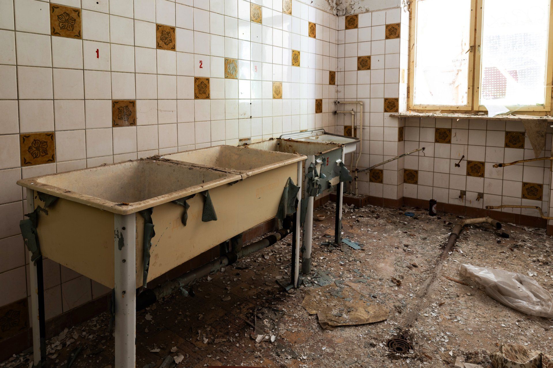 Old Sinks In The Kitchen — Sydney, NSW — Kamakan Forensic Cleaning Old Sinks In The Kitchen — Sydney, NSW — Kamakan Forensic Cleaning
