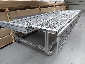 Afscherming voor machine in profielen.