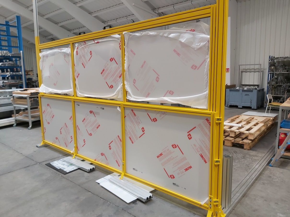 Beweegbare afscherming vervaardigd uit aluminiumprofielen.