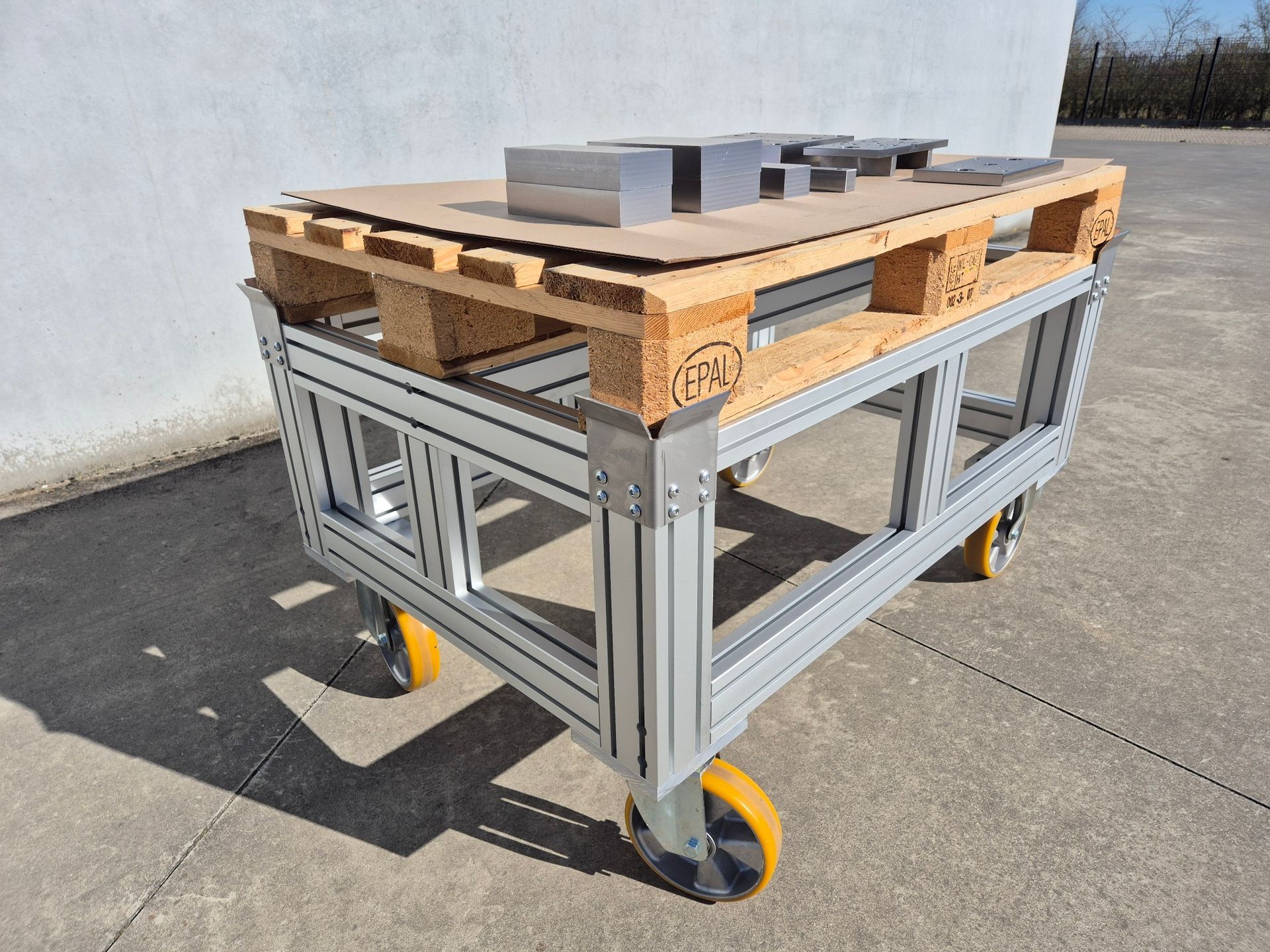 pallet kar/wagen op wielen in aluminiumprofielen - Ledegem