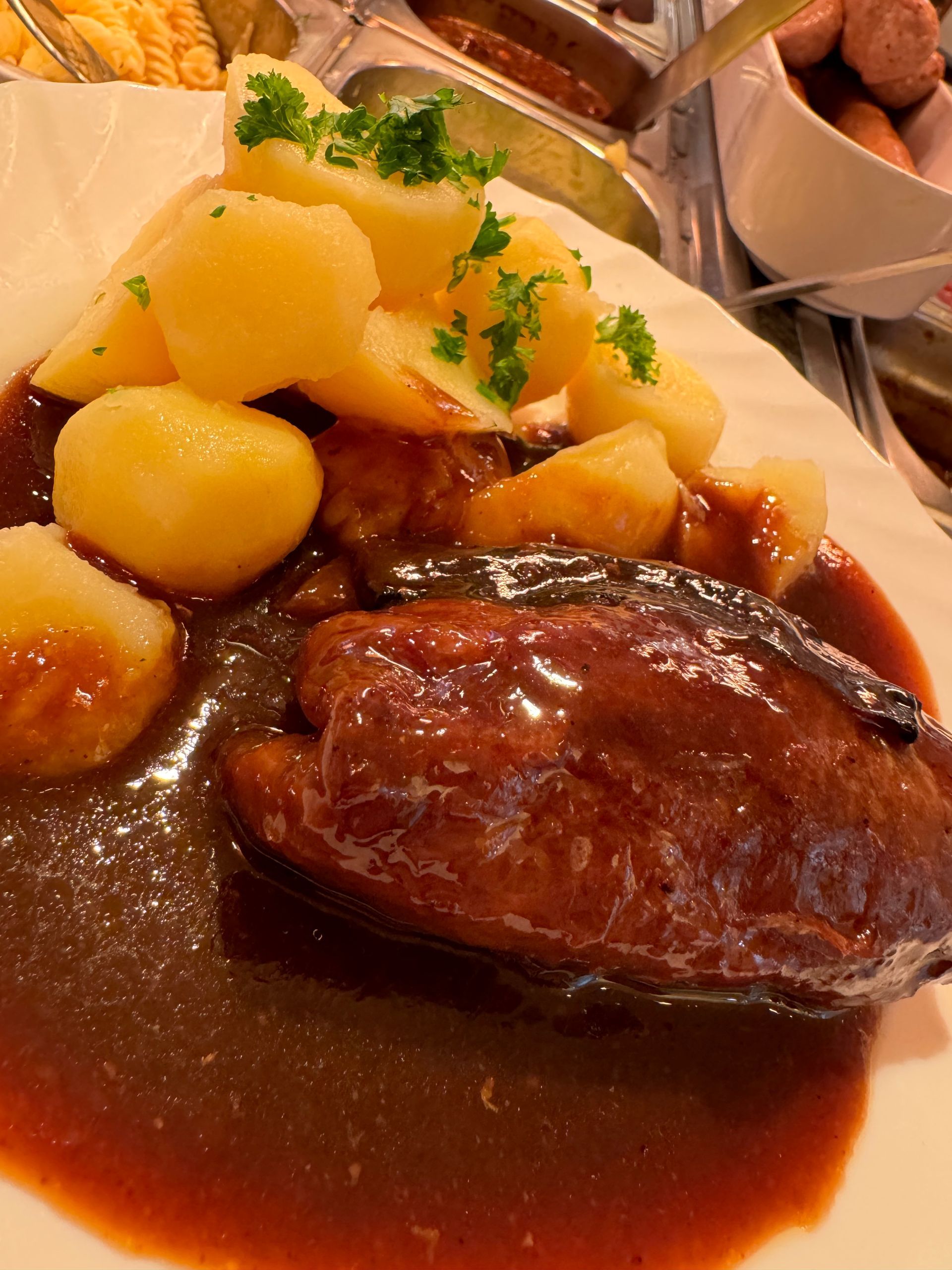 fleischgericht mit kartoffeln