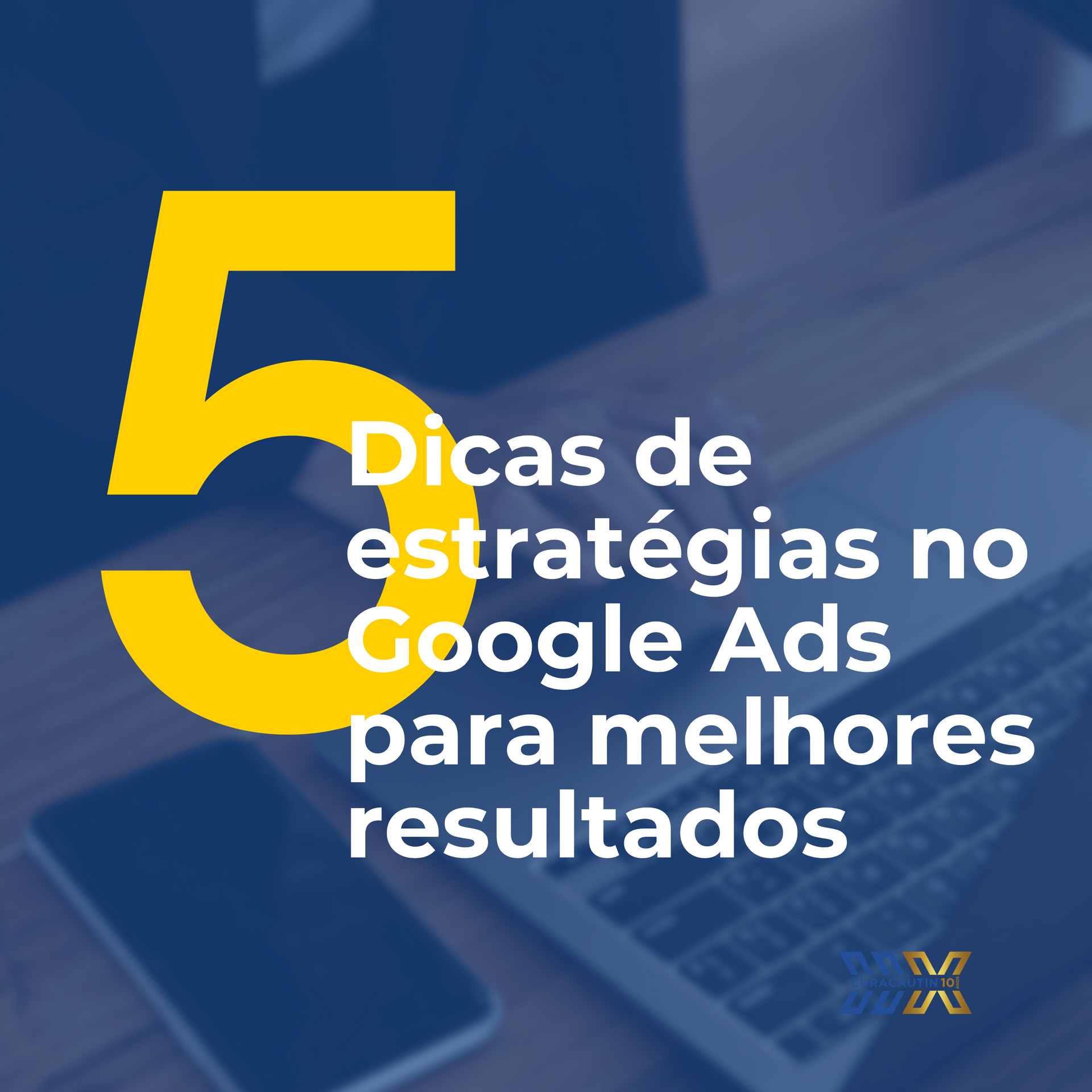 Imagem fundo azul notebook e mesa de trabalho, texto: