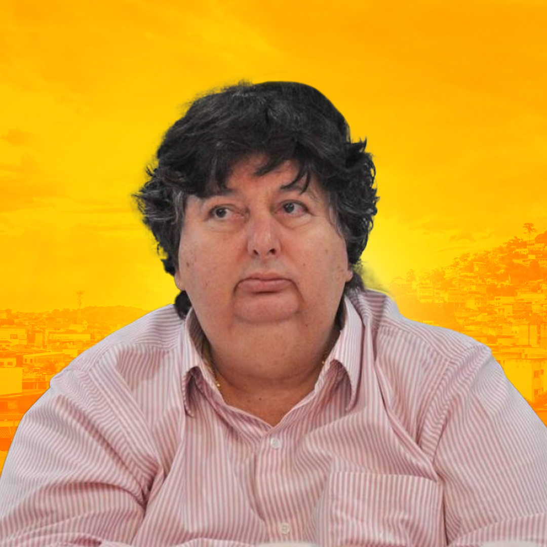 Foto do prefeito Neto com semblante sério e ao fundo paisagem de Volta Redonda 