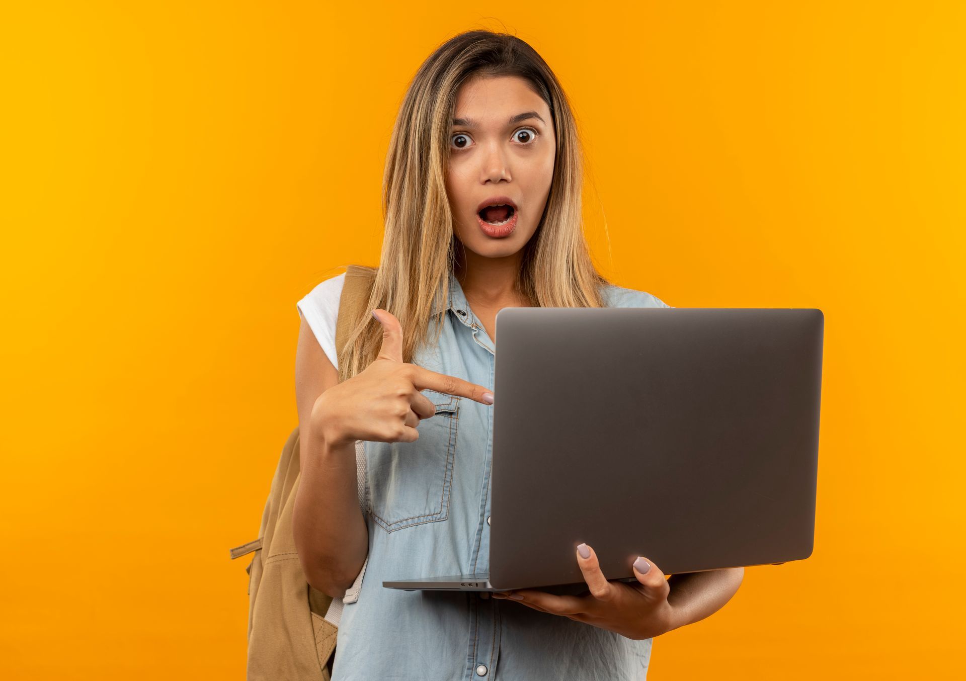 Mulher com olhar de surpresa olhando para computador