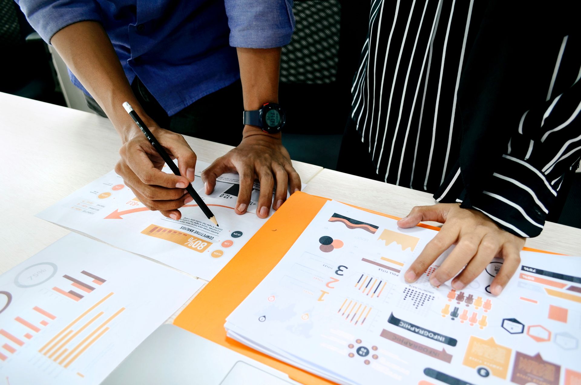 Pessoas analisando Planilhas e Dashboards