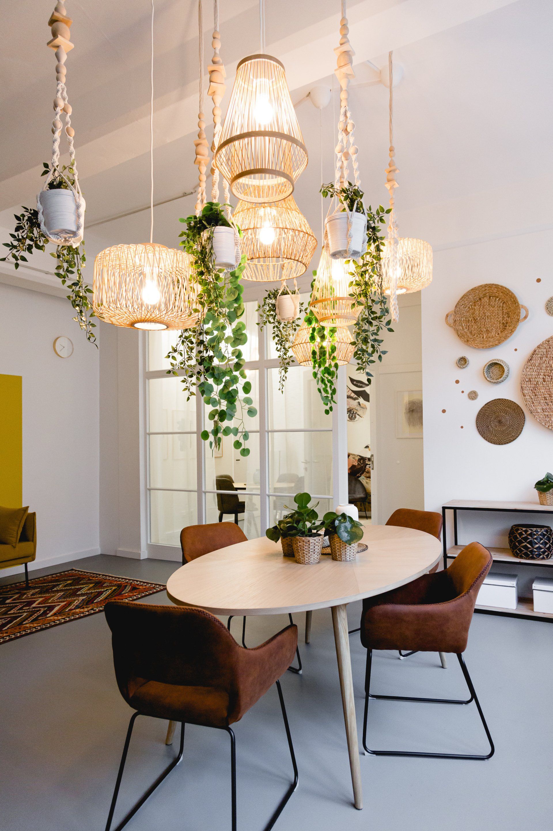 Ein Esszimmer mit Tisch und Stühlen und einem Kronleuchter, der von der Decke hängt.