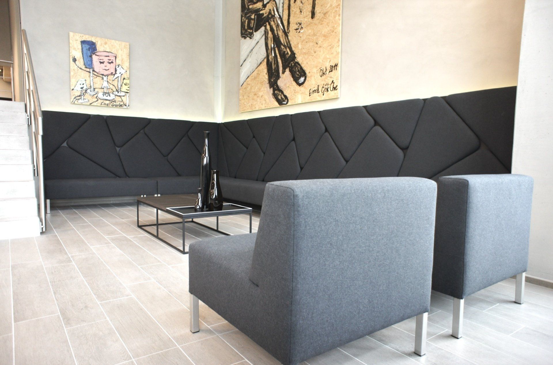 Ein Wohnzimmer mit zwei Stühlen und einem Couchtisch