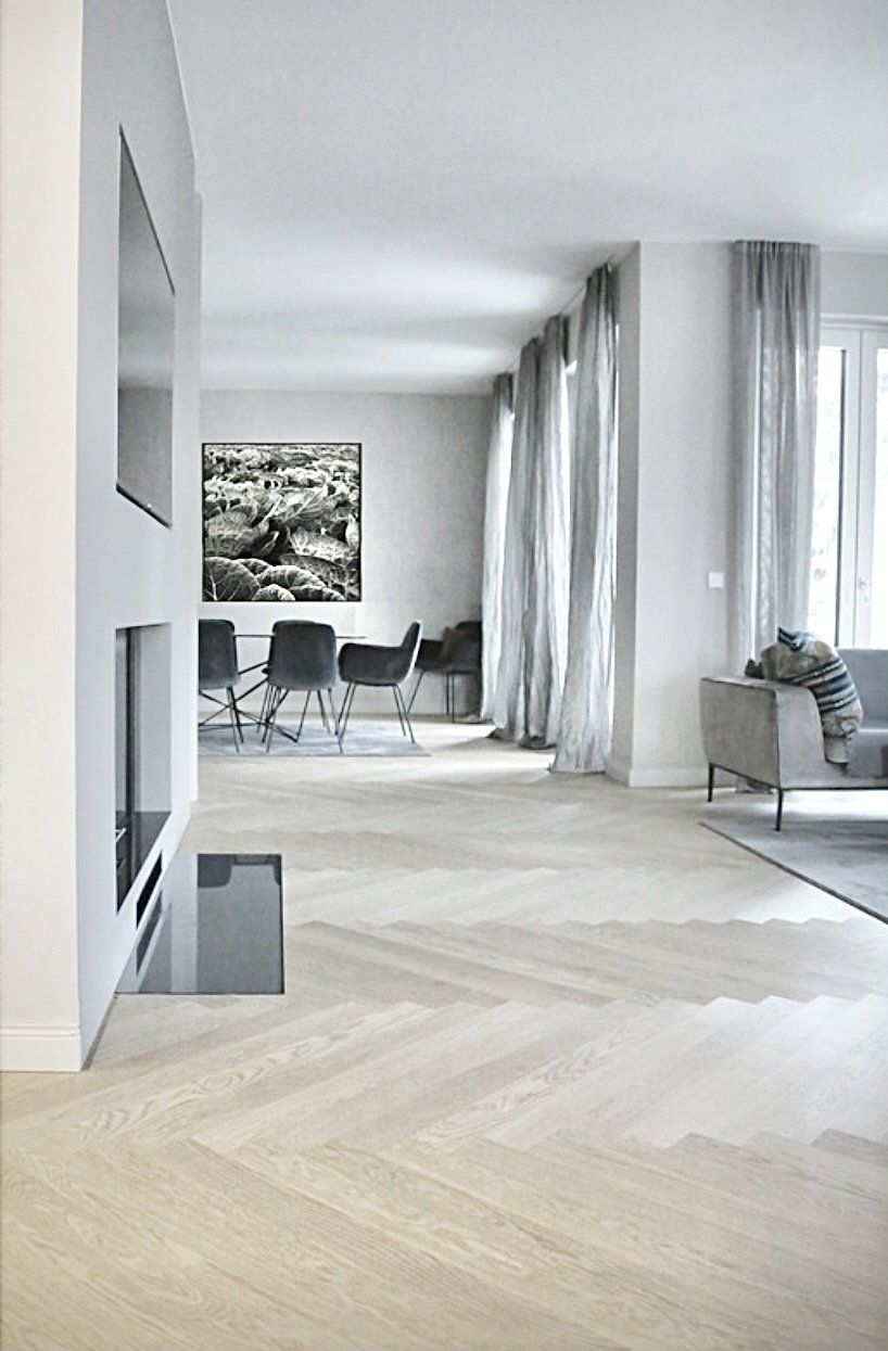 Ein Wohnzimmer mit Sofa, Stühlen und Kamin.
