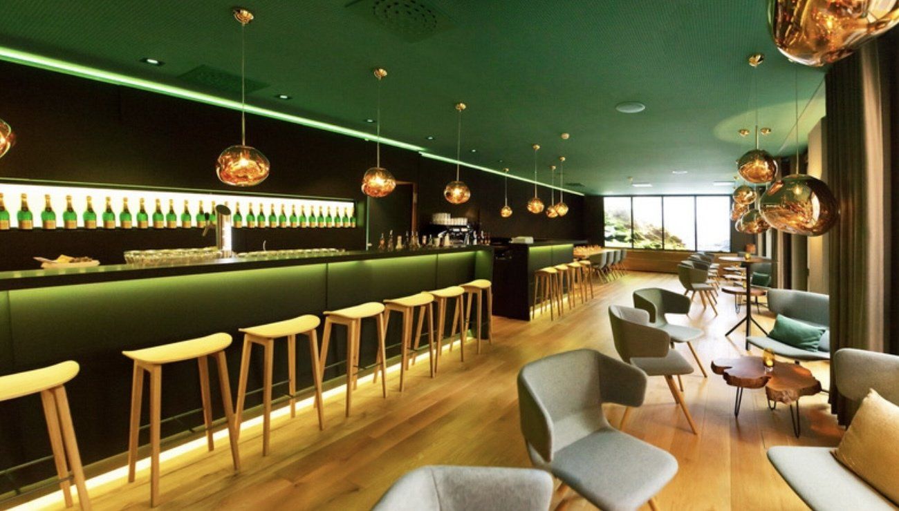 Ein Restaurant mit grüner Decke und einer langen Bar