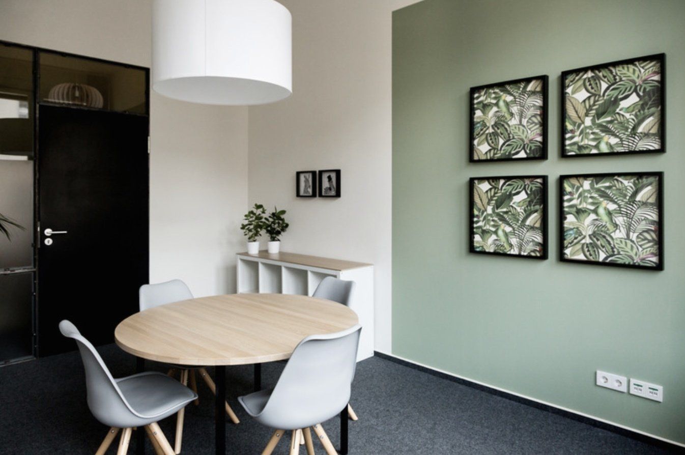 Ein Esszimmer mit rundem Tisch und Stühlen