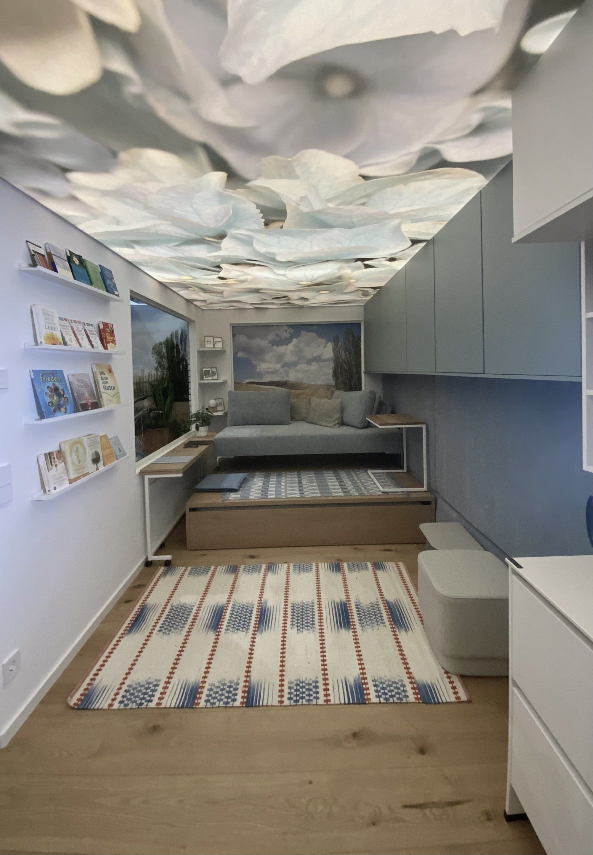 Ein Zimmer mit einem Bett und einem Teppich auf dem Boden