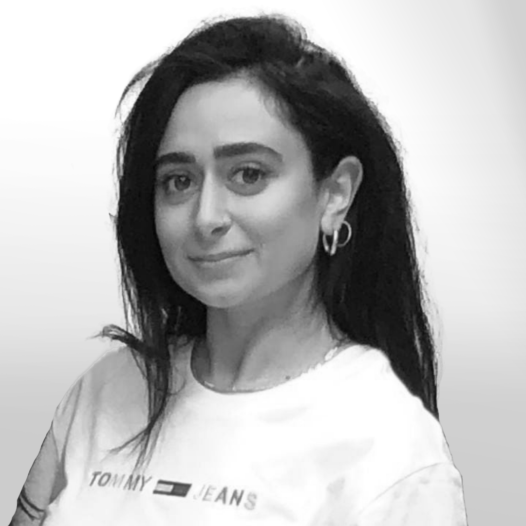 Ein Schwarzweißfoto einer Frau, die ein weißes T-Shirt und Ohrringe trägt.