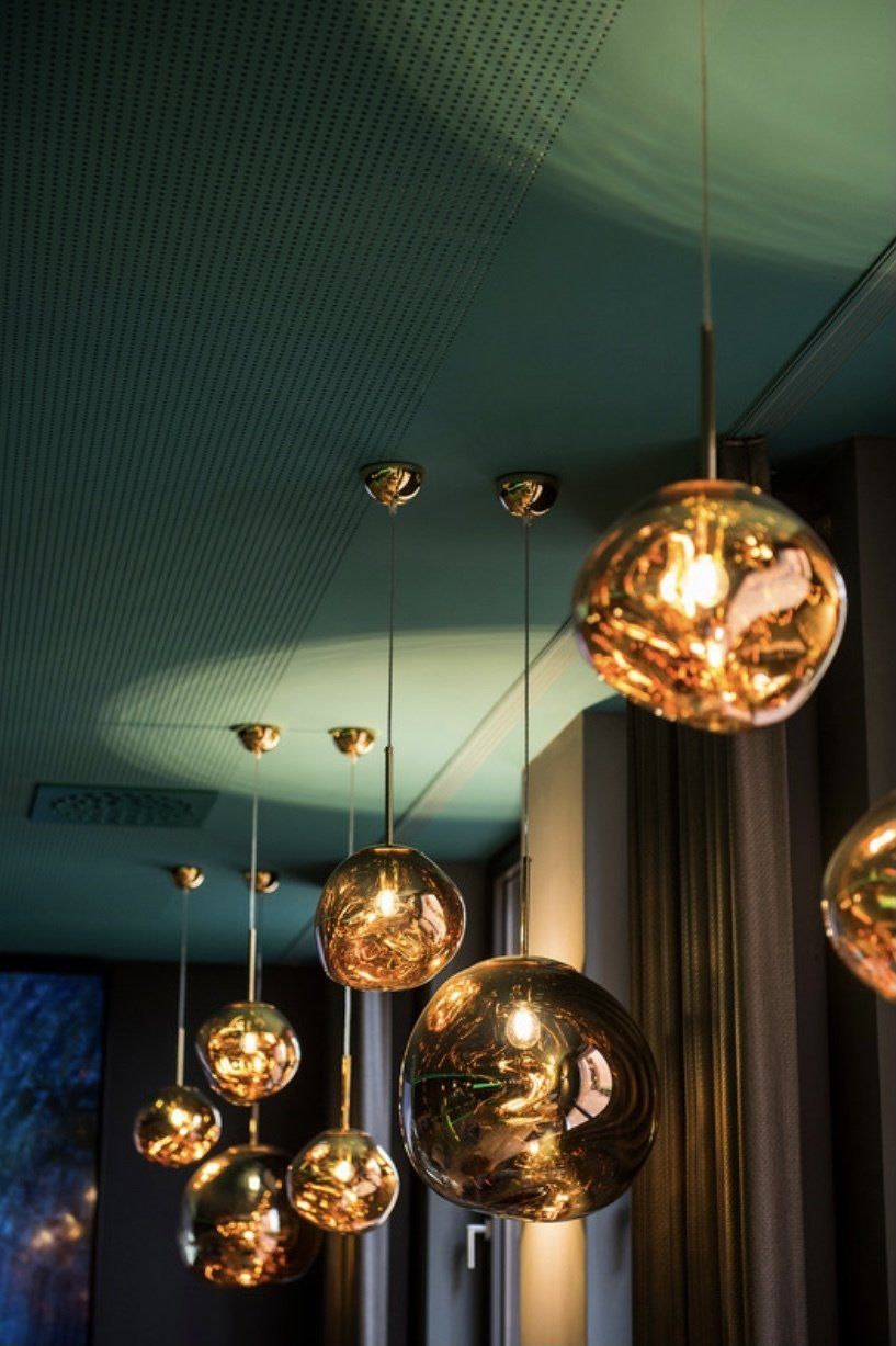 Ein Bündel Lichter, die von der Decke in einem Raum hängen