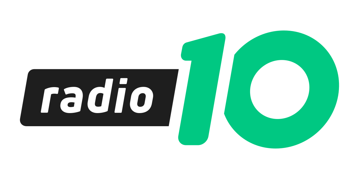 Het logo van Radio 10 in zwarte, witte en groene tekst.
