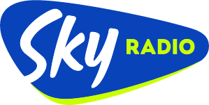 Het Sky Radio-logo in wit, blauw en limoengroen op een witte achtergrond.