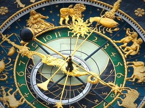 A close up of a clock with the hands on the numbers 10 and 11