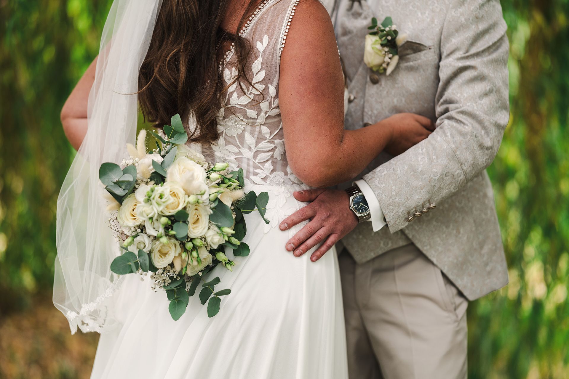 Hochzeitsfoto mit Detail des Brautkleides