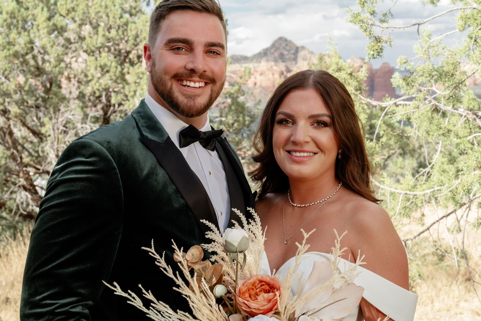 Hochzeitspaar vor Landschaft fotografiert