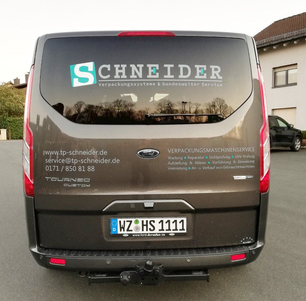 Dezente Fahrzeugbeschriftung