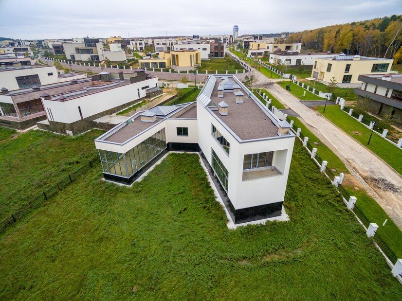 Une vue aérienne d'une maison moderne dans un quartier résidentiel.