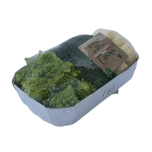 un vassoio di broccoli e cavolfiori su sfondo bianco