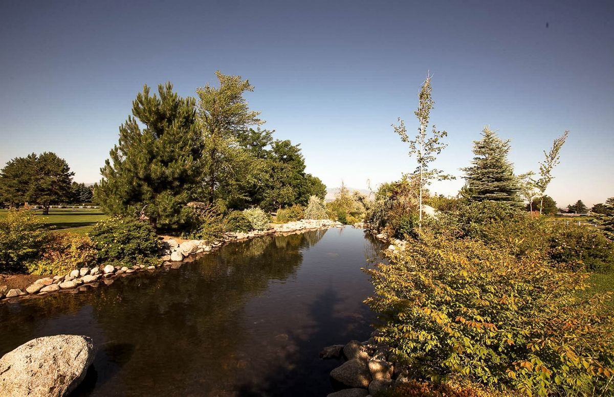 Memorial Mountain View Mortuary, Cemetery and Pet Garden