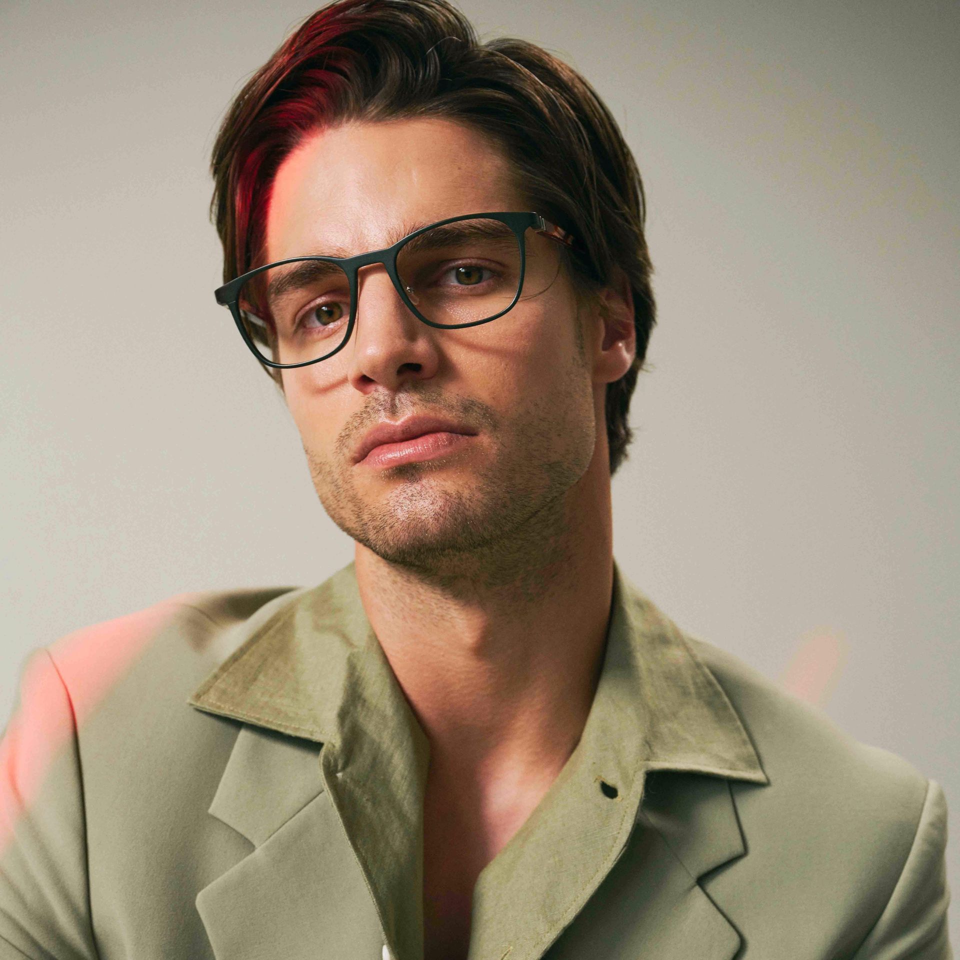 Man is suit wearing a dark green ALIUM frame