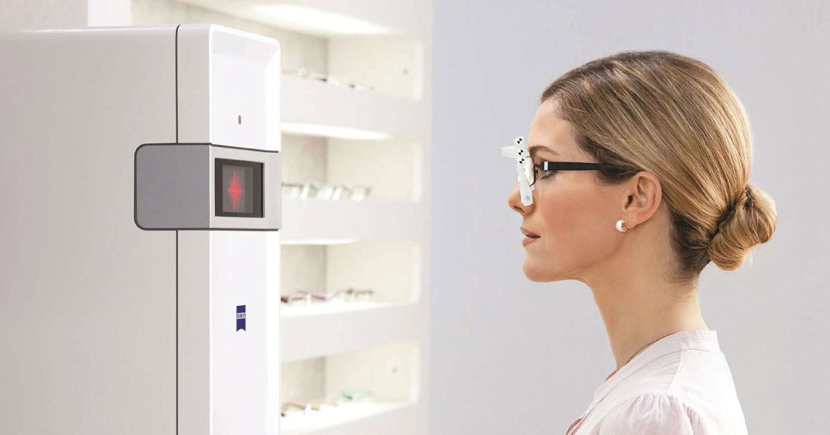 Woman getting digital lens measurements in front of the Zeiss i.Terminal