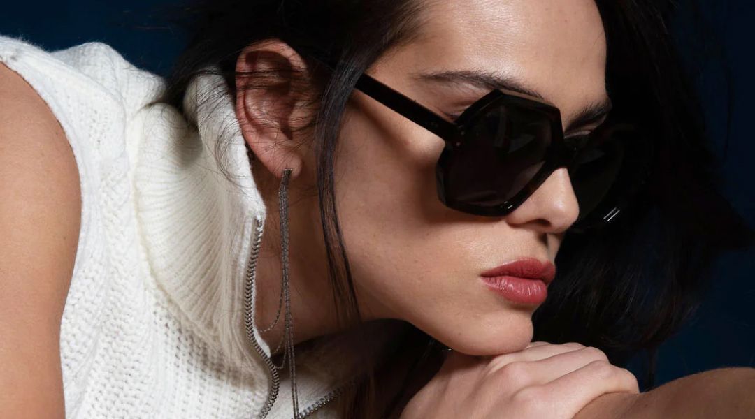 Woman wearing an oversized black sunglass