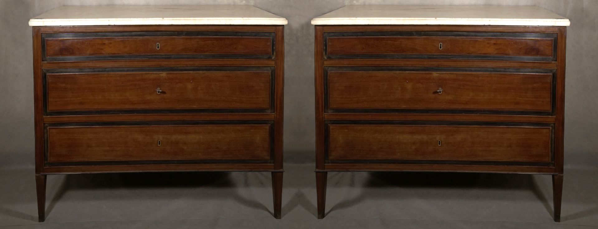 Coppia di cassettoni in legno di mogano di Cuba ed ebano, marmi bianco statuario, Secolo XVIII, Napoli, Stile Luigi XVI